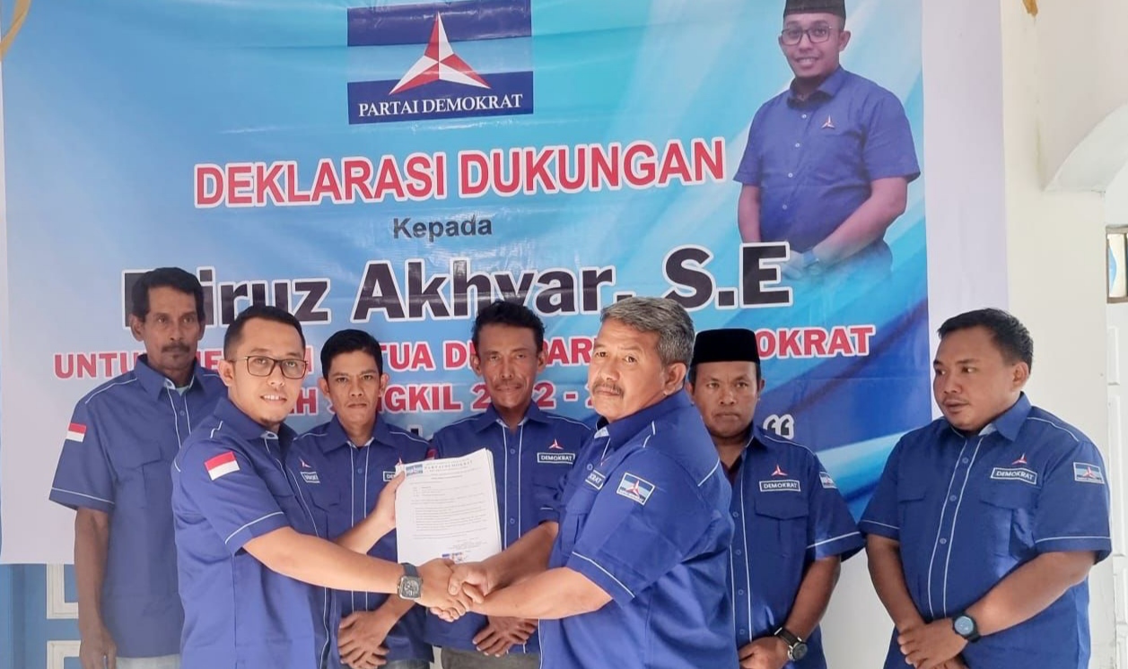 Fairuz Akhyar (kiri) saat menerima surat dukungan untuk menjadi Ketua DPC Demokrat Aceh Singkil dari para pengurus DPAC Kecamatan di Kabupaten Aceh Singkil, Jum'at (4/2/2022). Foto: Ist.
