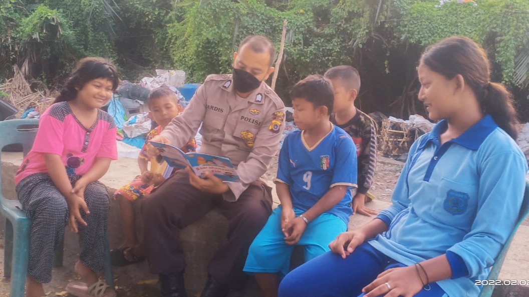 Bripka Mardi Syafitri Gemar Ajak Anak-Anak Membaca Buku