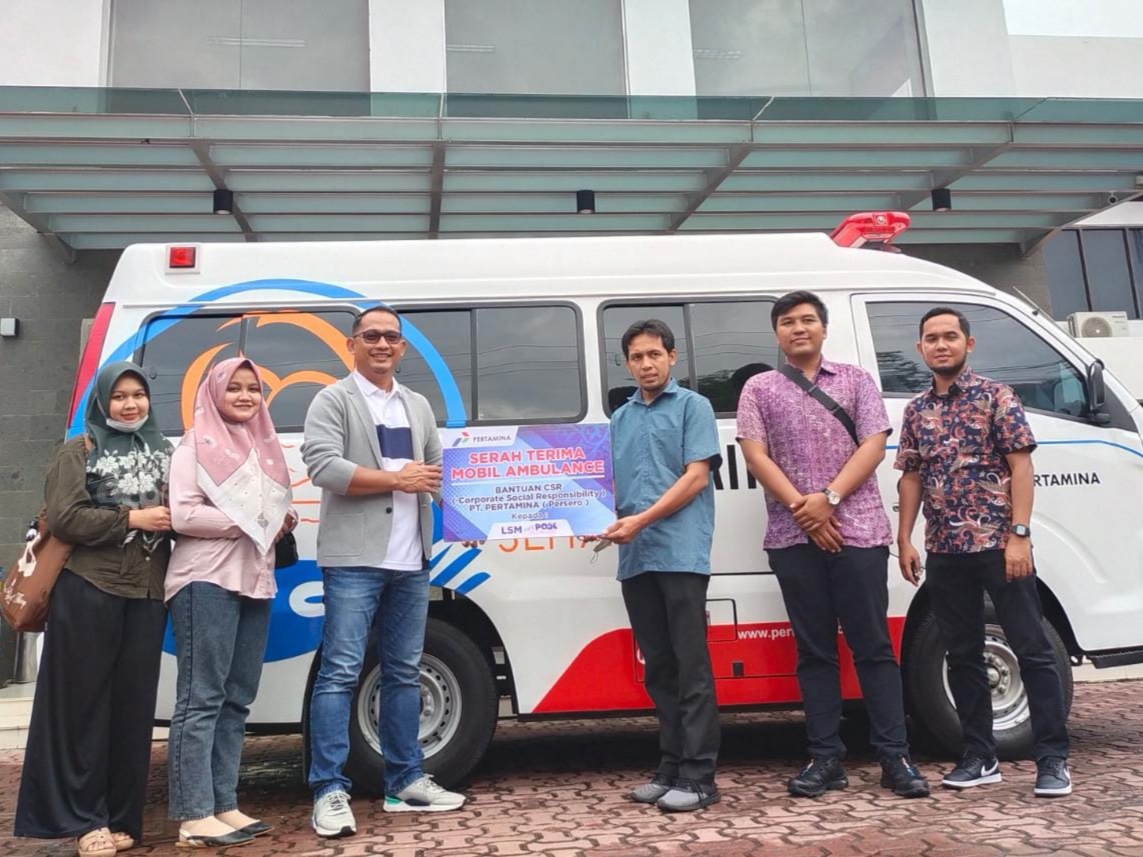 Section Head Communication dan Relation PT. Pertamina, Agustiawan saat menyerahkan bantuan satu unit mobil ambulance kepada Direktur LSM Pose, Ismi Amran di Kantor Cabang Pertamina, Banda Aceh, Rabu (9/2/2022). Foto: Ist.