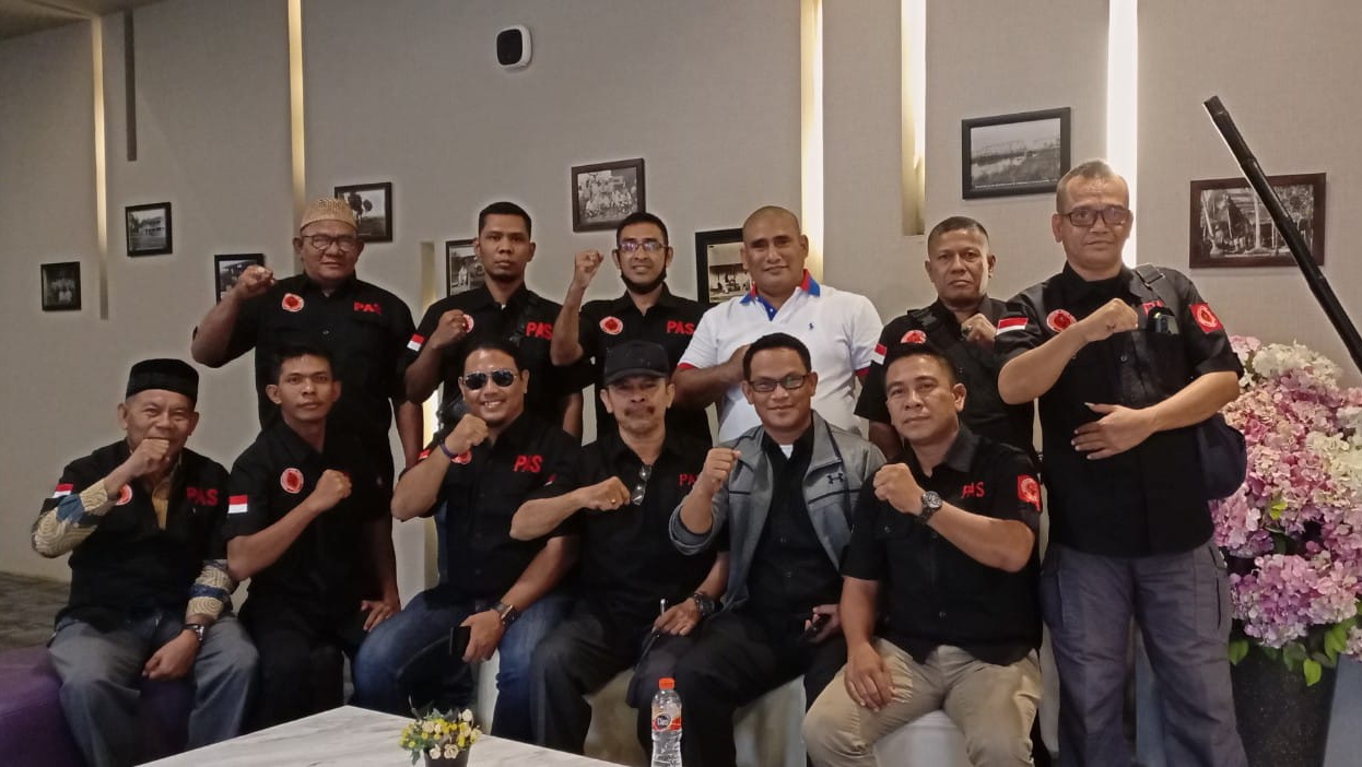 Pengurus DPD PAS Kota Lhokseumawe melakukan foto bersama Ketua Umum DPP PAS, Akhyar Kamil, SH dan Ketua DPW PAS Aceh, Syukri, SH. (Foto: Ist)