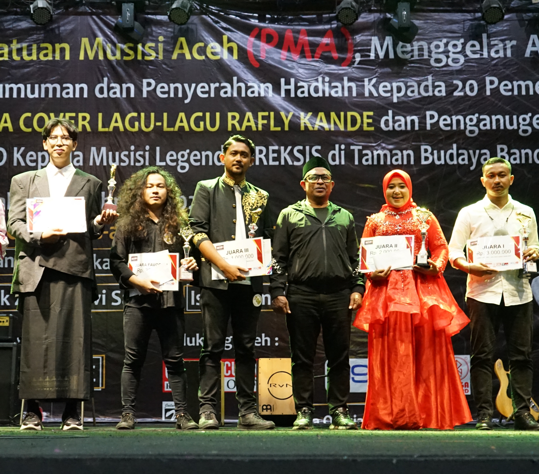 Pemenang lomba cover  lagu Rafly Kande. (Foto: Nukilan/Reji)