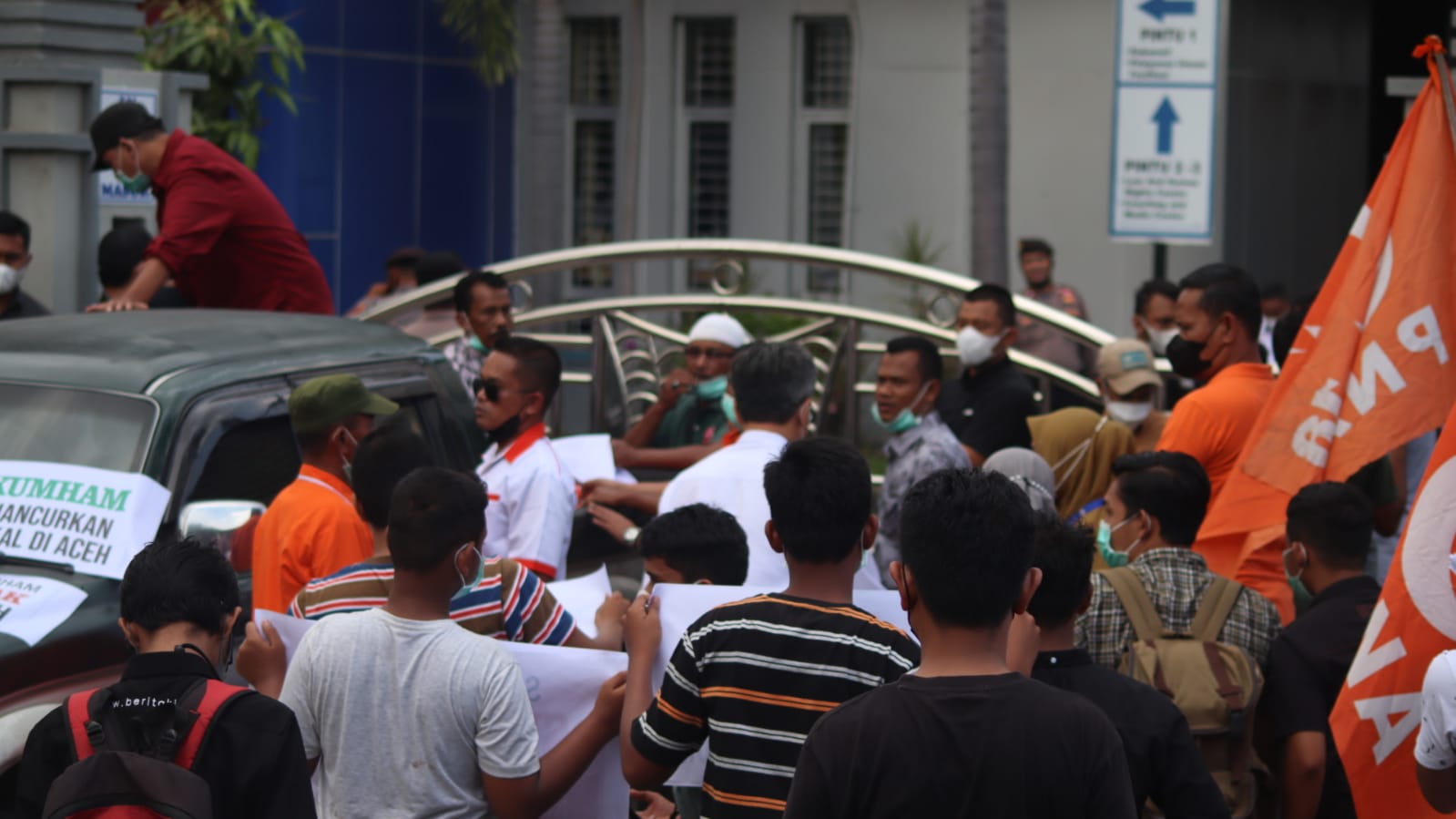 Para kader PNA versi KLB melakukan aksi unjuk ras di Kanwil Kemnkumham Aceh, Rabu (2/2/2022). Foto: Nukilan/Reji.