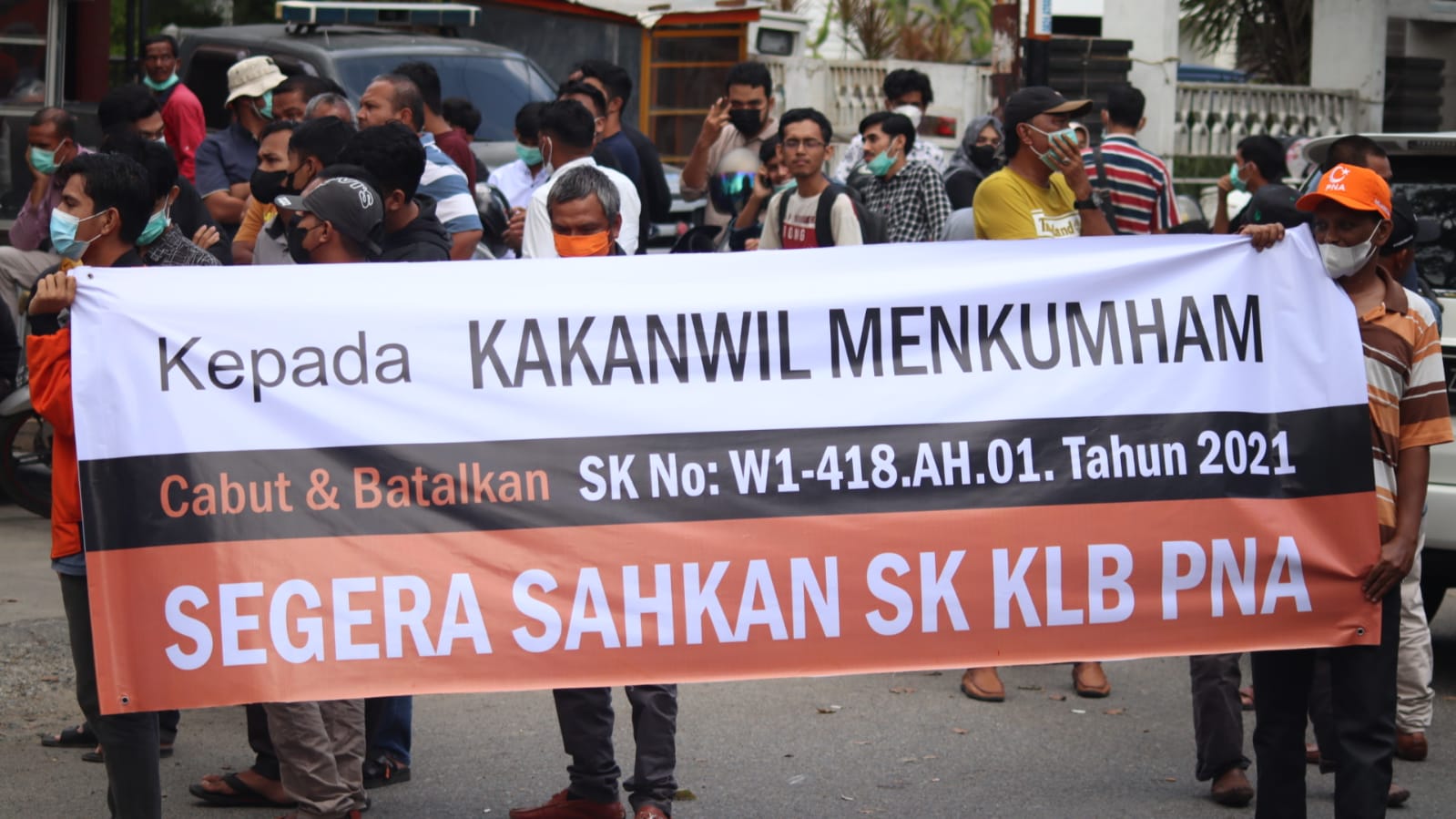 Aksi unjuk rasa Aliansi Penyelamat Partai Nanggroe Aceh (PNA) di depan Kanwil Kemenkumham Aceh, Rabu (2/2/2022). Foto: Nukilan/Achmad.