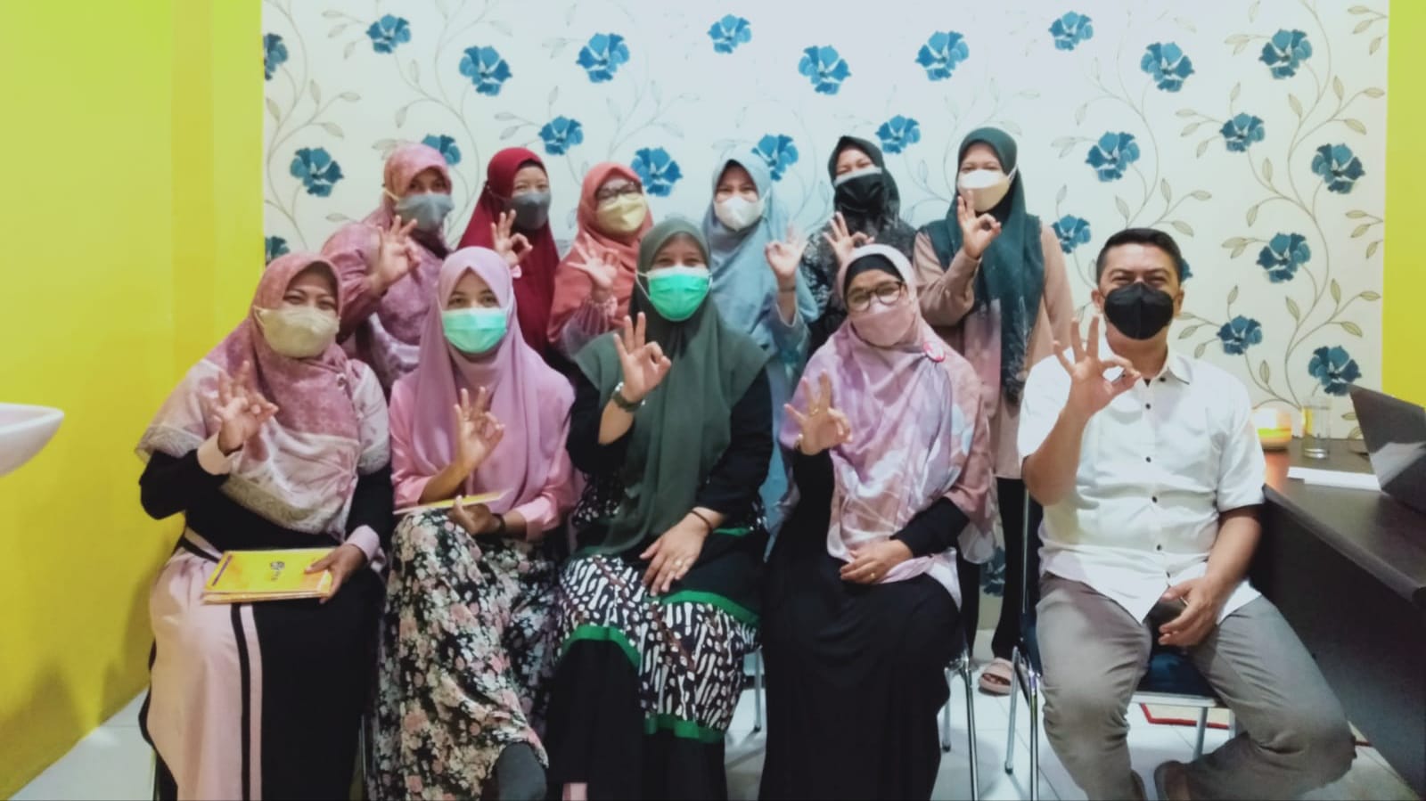 Tim Konselor Aceh Peduli ASI saat melakukan sesi foto bersama dengan Direktur PKBI Aceh, Eva Khovivah dan Pj Klinik PKBI, dr. Hady Maulanza usai peresmian ruang Konseling Menyusui di Klinik PKBI, Banda Aceh. Rabu (2/2/2022). Foto: Ist.