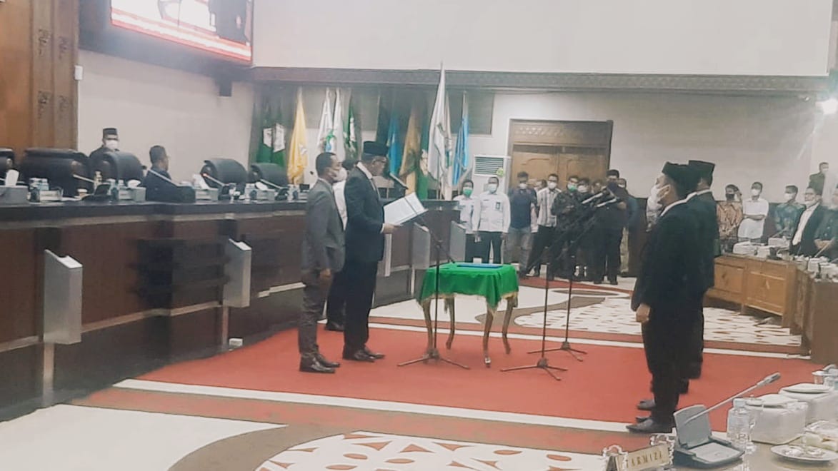 Gubernur Aceh, Nova Iriansyah saat mengambil sumpah dan melantik Anggota KKR Aceh periode 2022-2027 di Aula Utama DPRA, Jum'at (4/2/2022). Foto: Nukilan/Hadiansyah.