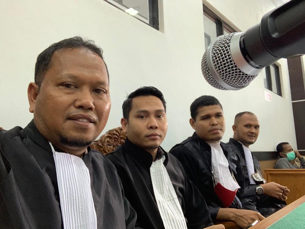 Penasehat Hukum para Terdakwa kasus dugaan penipuan beras, Kasibun Daulay (kiri) bersama Tim Penasehat Hukum lainnya. (Foto: Dok. Ist)