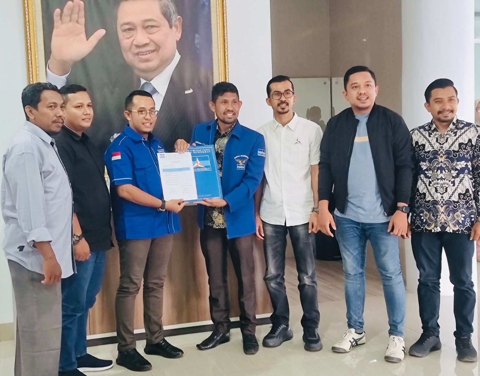 Anggota DPRK Aceh Singkil, Fairuz Akhyar, SE (tiga dari kiri) saat menyerahkan surat dukungan sebagai calon Ketua DPC Demokrat Aceh Singkil kepada Ketua OC, Aidil Mashendra di Kantor DPD Demokrat Aceh, Sabtu (5/2/2022). Foto: Dok. Ist.