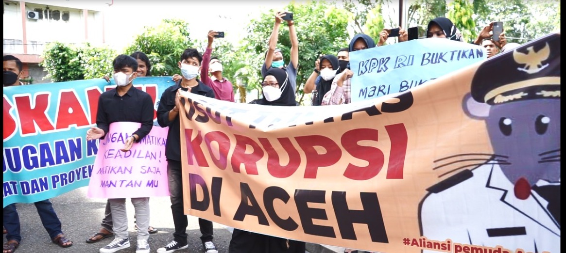 Aliansi Pemuda Aceh Menggugat (APAM) saat melakukan aksi unjuk rasa di halaman kantor BPKP Aceh, Selasa (8/2/2022). Foto: Nukilan/Achmad.