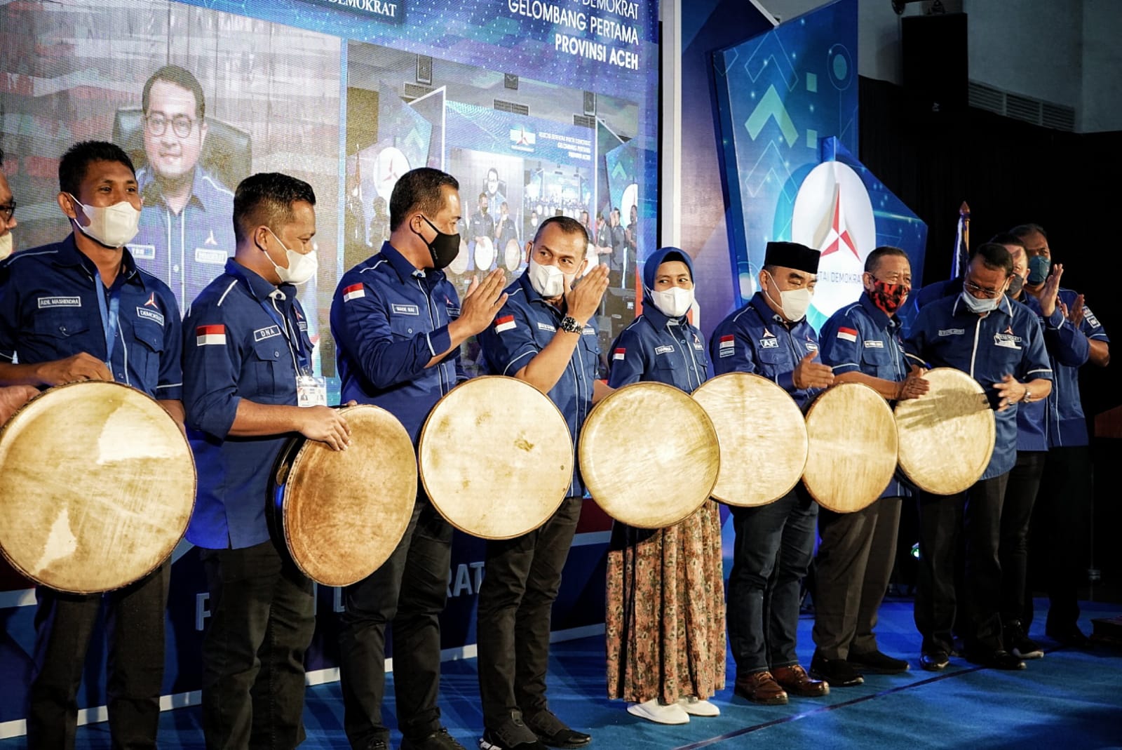 Ketua DPD Demokrat Aceh, Muslim bersama jajaran pengurus DPP melakukan pemukulan rapai tanda dibukanya acara Musyawarah Cabang (Muscab) Partai Demokrat Aceh di Aula Hotel Grand Nanggroe, Banda Aceh, Rabu (9/2/2022). (Foto: Dok. Ist)