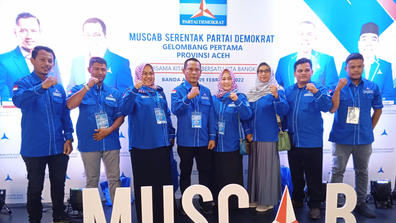 T. Sofianus beserta jajaran Pengurus DPC Partai Demokrat Kota Lhokseumawe saat melakukan sesi foto bersama di acara Muscab serentak DPD Partai Demokrat Aceh di Hotel Grand Nanggroe, Banda Aceh, Rabu (9/2/2022). Foto: Nukilan/MIR.