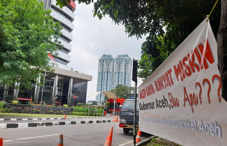 Spanduk “Aceh Kaya Rakyat Miskin, Gubernur Aceh Bisa Apa?” Bertebaran di Jakarta