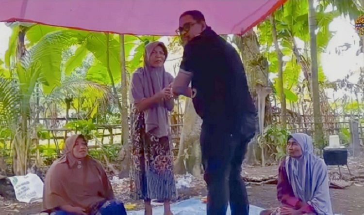 Saat penyerahan Bantuan oleh Senator Fackrul Razi yang di wakili Ketua SPMA, Misran, kepada Warga  yang terkena Musibah Kebakaran,(Foto: Dok.Ist)