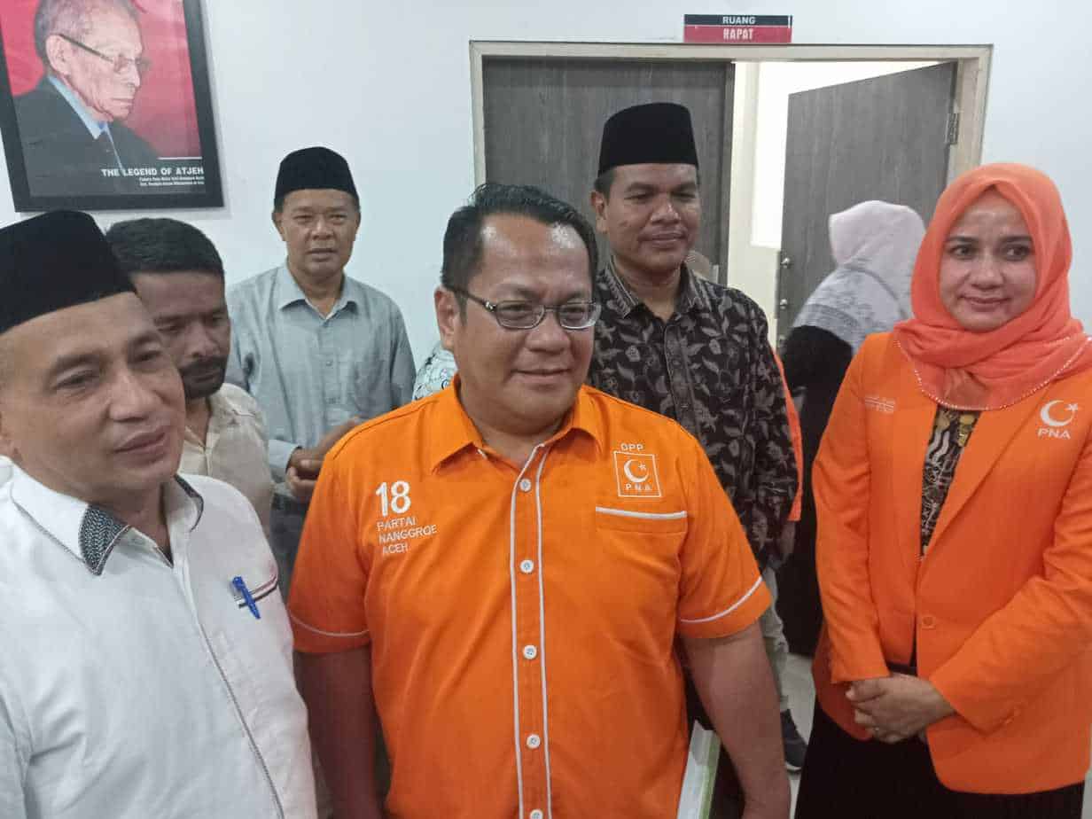 Sekretaris Jenderal (Sekjend) DPP PNA, Miswar Fuadi (tengah) didampingi Darwati A. Gani (kanan) saat disambut Sekjend Partai Aceh, Kamaruzzaman Abubakar (kiri) di Kantor DPP Partai Aceh, Selasa (15/2/2022). Foto: Nukilan/Hadiansyah