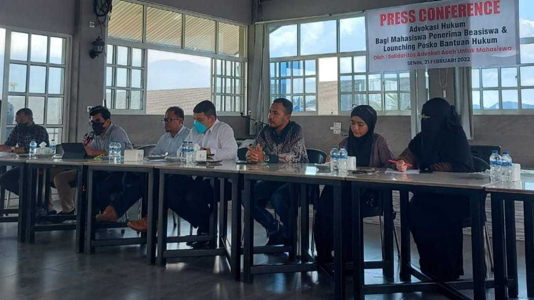 Konferensi Pers Solidaritas Advocat Aceh untuk Mahasiswa di D'Energy Cafe, Senin (21/2/2022). Foto: Nukilan/MIR.