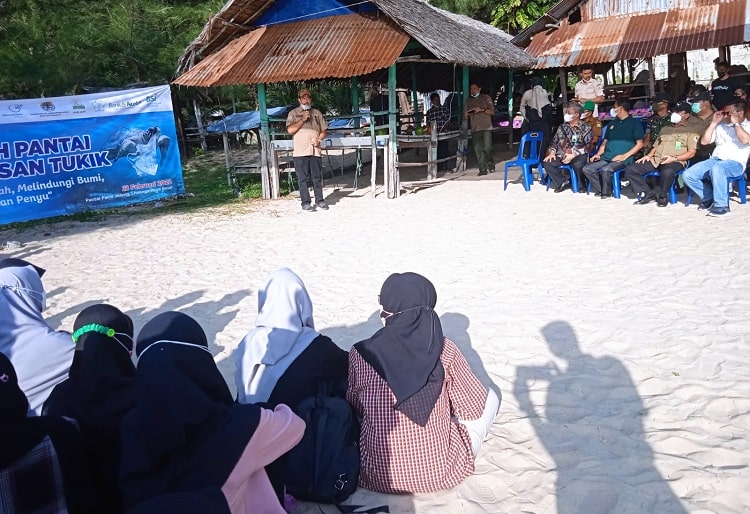 Saat Pembukaan Acara kegiatan Pelepasan Tukik  dan Bersih Pantai di Lhoknga,(Foto: Nukilan.id)