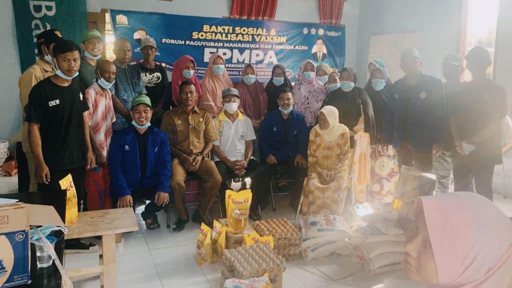 Saat FPMPA melakukan Pembagian Sembako Kepada Masyarakat Pulau Baguk, Aceh Singkil