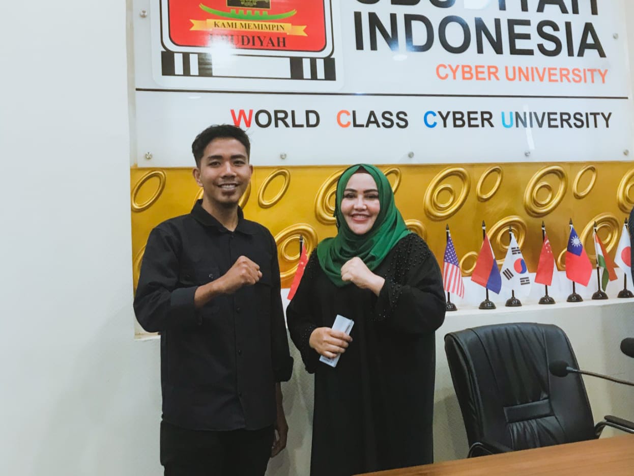 Ketua Umum Himpunan Mahasiswa Aceh Selatan, Ahyadin Anshar dan Rektor Universitas Ubudiyah Indonesia Prof. Adjunct. Dr. Marniati, S.E, M.Kes. (Foto: Dok. Ist)