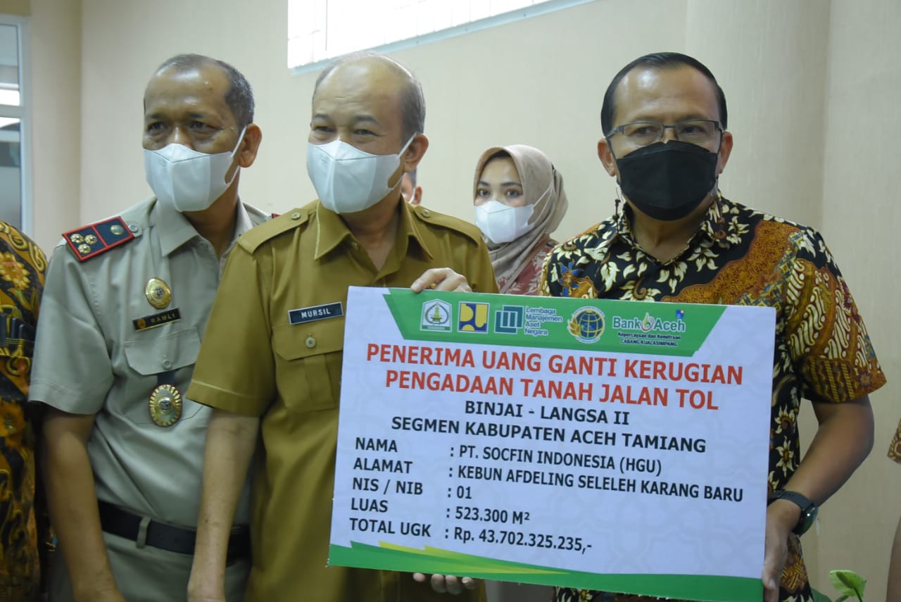 Bupati Aceh Tamiang menyerahkan uang ganti rugi terkait pembangunan jalan Tol Binjai- Langsa II Senin (7/2/2022). Foto: Nukilan/Poris