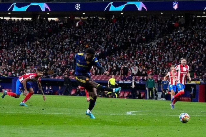 Anthony Elanga mencetak gol dalam laga Atletico Madrid vs Manchester United, Kamis (24/2/2022) © AP Photo