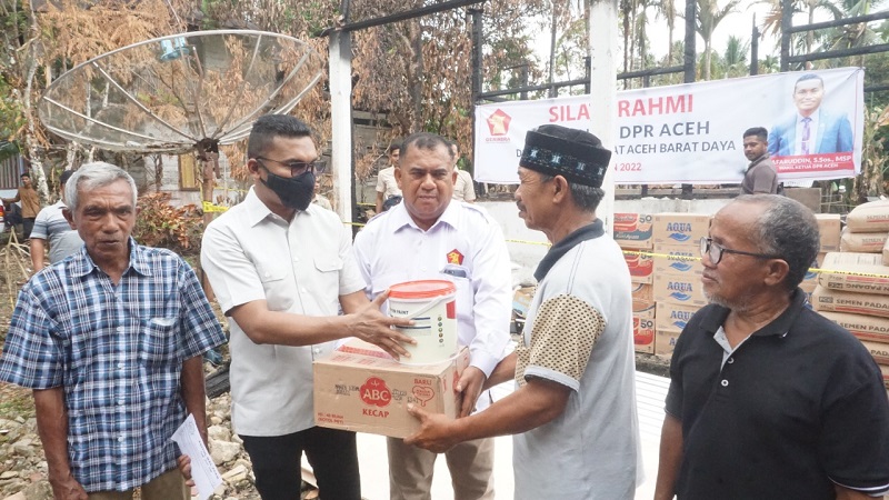 Wakil Ketua Dewan Perwakilan Rakyat (DPR) Aceh, Safaruddin salurkan bantuan korban kebakaran di Abdya (Foto: Dok.Ist)