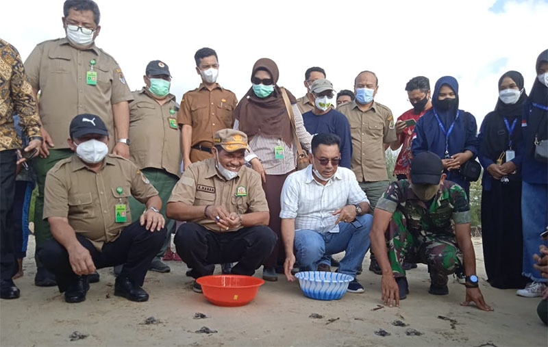 Aksi Bersih Pantai dan Pelepasan Tukik di Pantai Pasie Jalang, Lhonga, Aceh Besar. (Foto: Ist.)