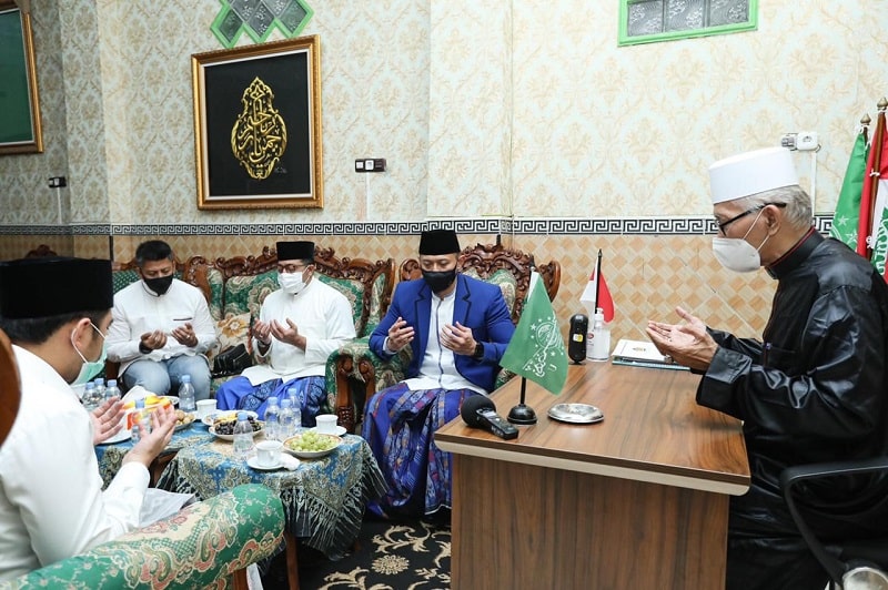 Agus Harimurti Yudhoyono (AHY) bersilaturahmi ke kediaman Rois Aam PBNU KH. Miftachul Akhyar di Pondok Pesantren Miftachussunnah, Surabaya, Minggu (20/2/2022). Foto: Dok.Ist