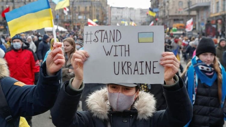 Sejumlah warga melakukan aksi protes terhadap potensi eskalasi ketegangan antara Rusia dan Ukraina di pusat Kyiv, Ukraina, Sabtu (12/2/2022). (REUTERS/Valentyn Ogirenko)