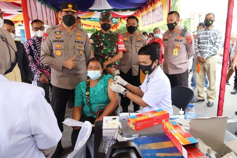 Masyarakat sedang melakukan vaksinasi (Foto: Dok.Ist)