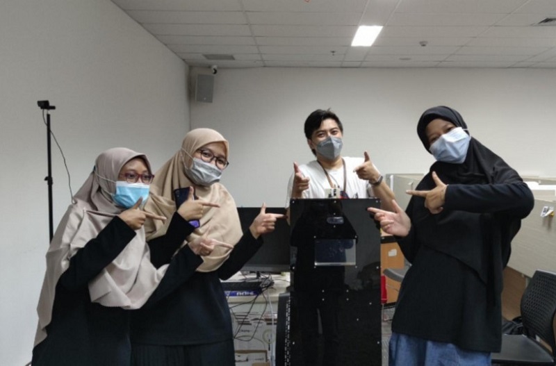 Mahasiswa ITS dan prototipe Bhusana © its.ac.id