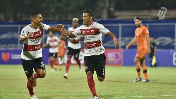 Pemain Madura United berselebrasi usai Alberto da Silva mencetak gol ke gawang Persiraja Banda Aceh, Senin (14/2/2022).