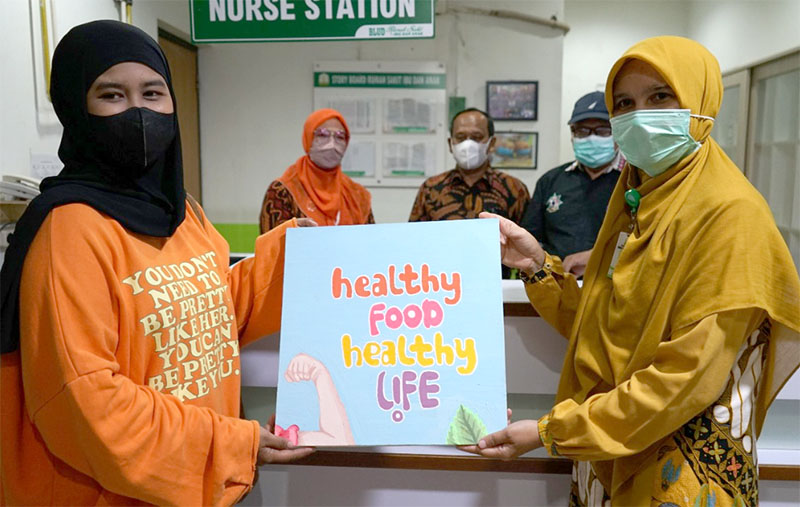 Tiara menyerahkan lukisan kepada dr Wardah. (Foto: Nukilan.id)