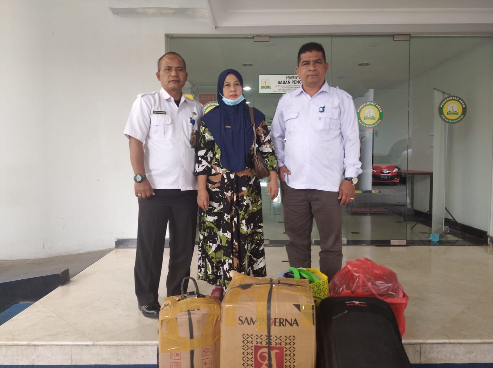 Seorang Ibu asal Langsa, Yusrawati (tengah) didampingi staf BPPA sebelum dipulangkan ke Aceh, di depan Kantor BPPA, di Cikini, Jakarta Pusat, Rabu, 30 Maret 2022. (Foto: Dok. Humas BPPA)