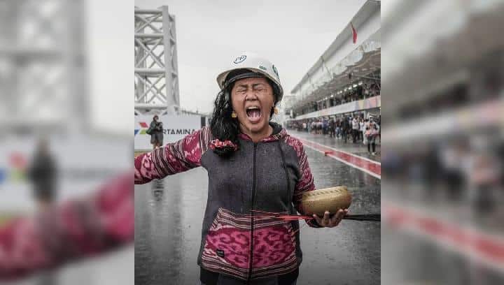 Pawang Hujan, Rara Isti Wulandari sedang beraksi di Sirkuit Mandalika. (Foto: MotoGP)