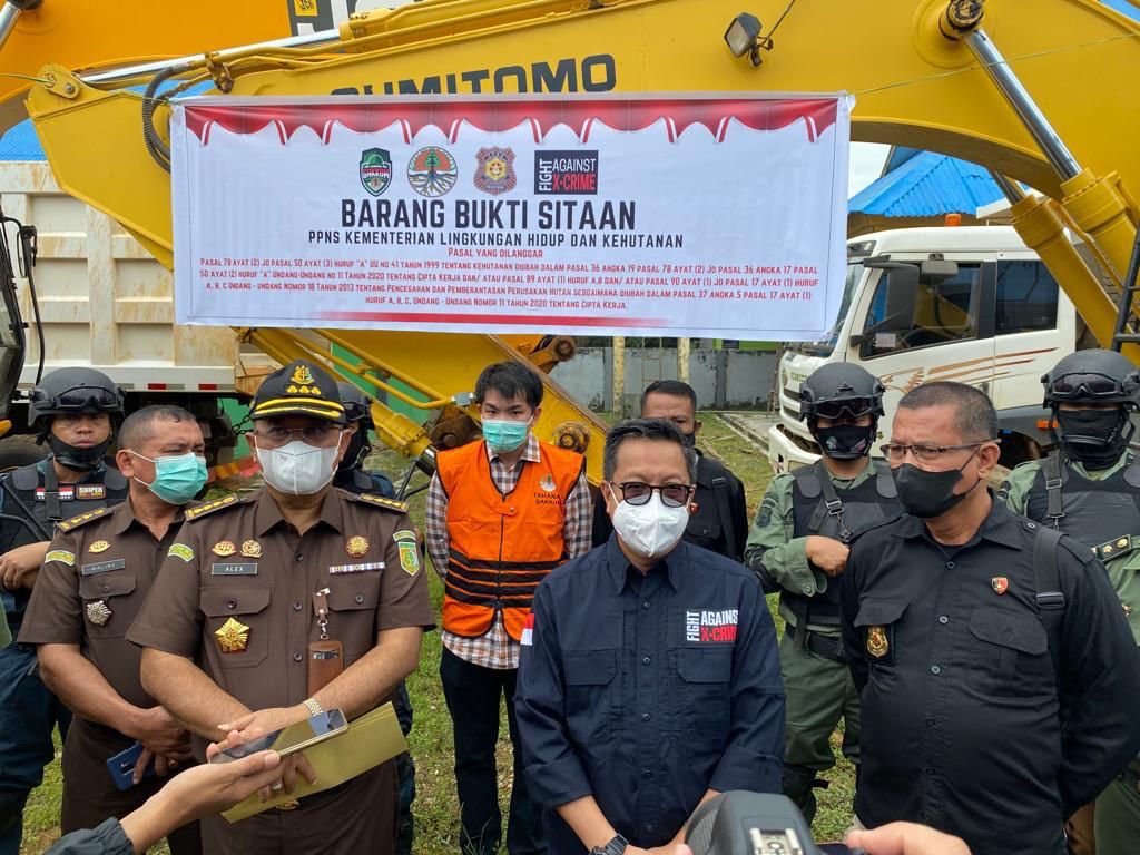 Penyerahan tersangka kasus tambang ilegal kepada Kejati Sultra. (Foto: menlhk)