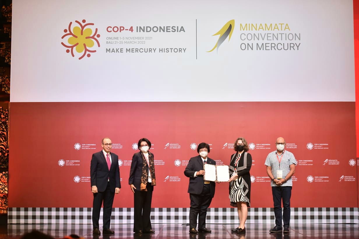Menteri LHK Siti Nurbaya bersama-sama dengan Sekretaris Eksekutif Konvensi Minamata, Monika Stankiewicz, Presiden COP-4 Minamata, Rosa Vivien Ratnawati, CEO Global Environment Facility (GEF), Carlos Manuel Rodriguez dan Ketua Delegasi Republik Indonesia (DELRI), Muhsin Syihab meluncurkan Deklarasi Bali