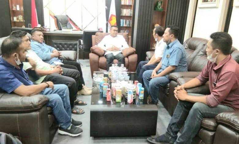 Ketua SPS Aceh, Mukhtarruddin Usman beserta jajaran Pengurus melakukan audiensi dengan Ketua DPRA. (Foto: Dok.Ist)Ketua SPS Aceh, Mukhtarruddin Usman beserta jajaran Pengurus melakukan audiensi dengan Pimpinan DPRA. (Foto: Dok.Ist)