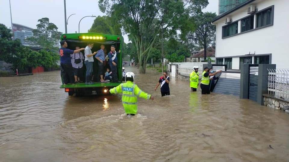 Petugas mengevakuasi warga yang rumahnya tergenang banjir di Kuala Lumpur (twitter.com/@DBKL2u)