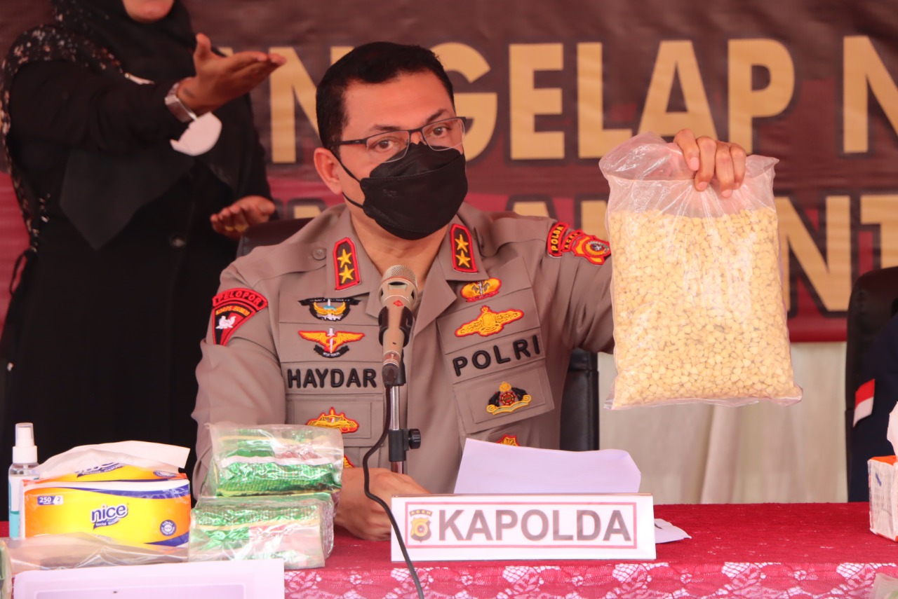 Kapolda Aceh, Irjen Pol Ahmad Haydar memperlihatkan barang bukti narkoba hasil dari pengungkapan kasus saat konferensi pers di Mapolda Aceh. (Foto: Dok. Ist)
