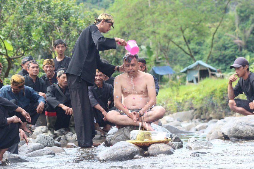 Mandi Kahuripan di Kampung Adat Miduana Desa Balegede Kecamatan Naringgul dilaksanakan pada bulan muharam dan berlangsung di Sungai Cipandak. (Foto: Instagram/@kampungadatmiduana)