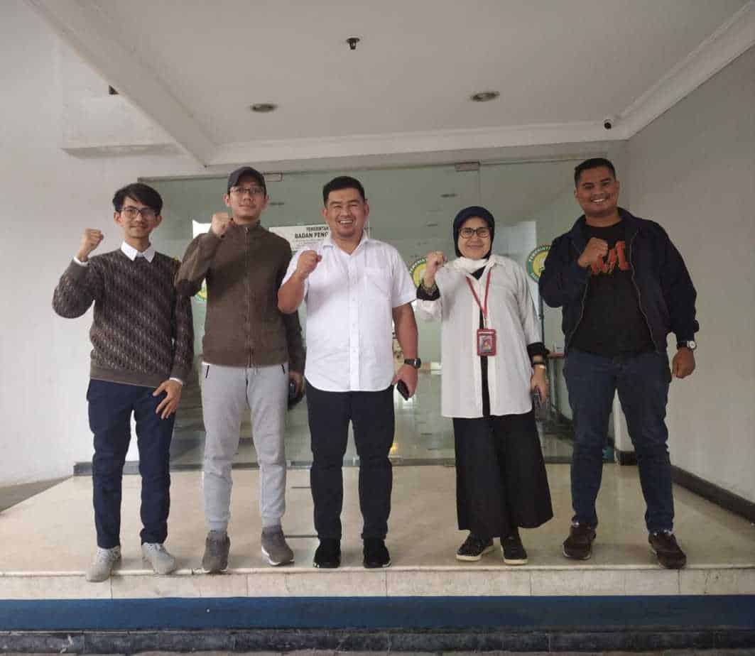 Sandi Putra Kelana dan Muhammad Fata Abi Muntaho (ujung kanan) saat melakukan foto bersama kepala BPPA, Almuniza Kamal di kantor BPPA, Cikini, Jakarta Pusat, 24 Maret 2022. (Foto: Humas BPPA)