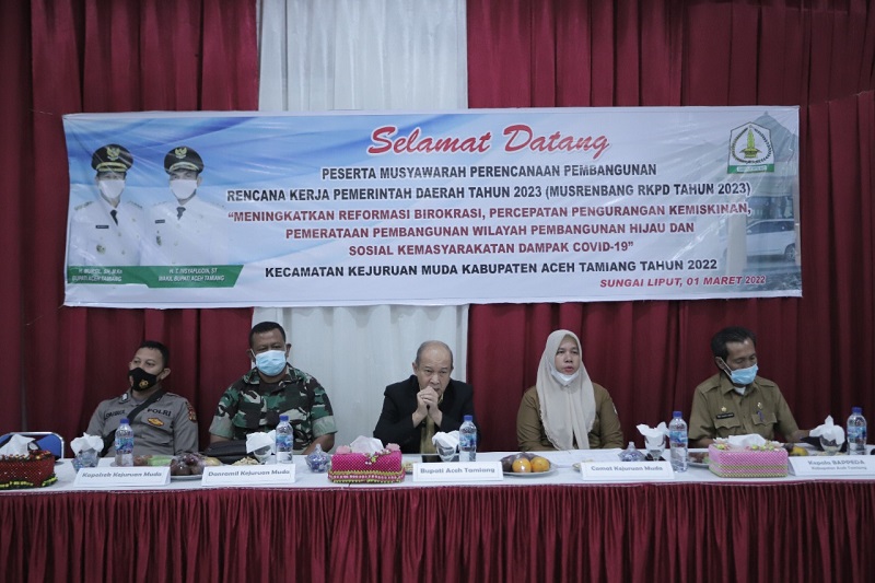 upati Aceh Tamiang, Mursil, SH, M. Kn membuka secara langsung pelaksanaan Musyawarah Perencanaan Pembangunan (Musrenbang) tahun 2023 Tingkat kecamatan di Aula Kantor Camat Kejuruan Muda. (Foto: Nukilan/Poris)