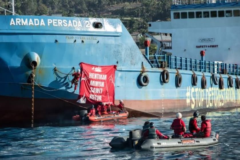 Aktivis Greenpeace menduduki kilang minyak sawit milik Wilmar di Bitung, Sulawesi Utara sebagai bagian dari kampanye anti sawit merusak hutan /foto:greenpeace