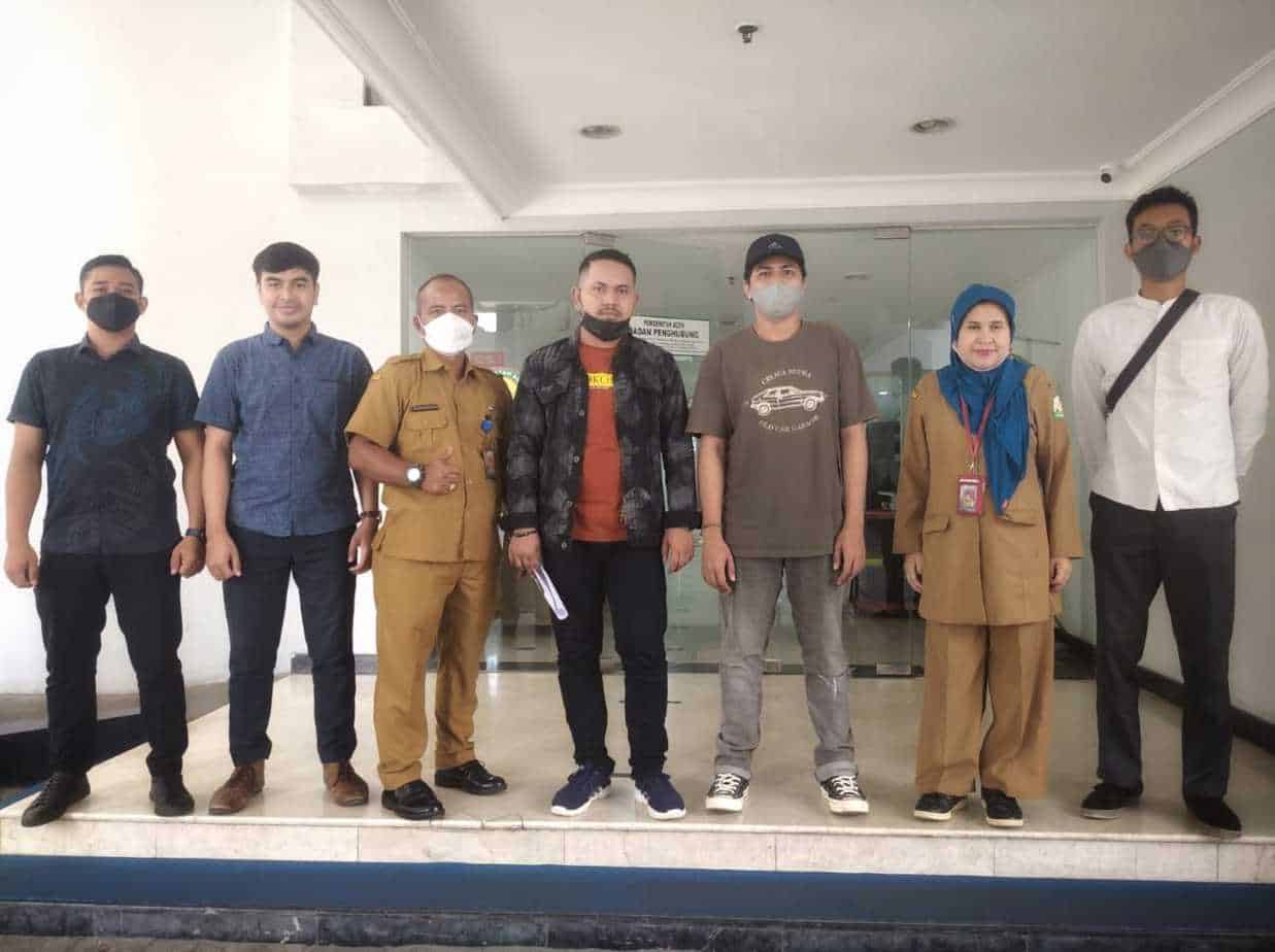 Kasubbid Hubungan Antar Lembaga dan Masyarakat, Cut Putri Alyanur, foto bersama dua warga Aceh sebelum dipulangkan, di depan Kantor BPPA, Jakarta Pusat, Selasa, 22 Maret 2022. (Foto: Dok. Humas BPPA)