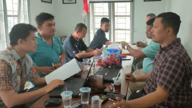 Ketua SPS Aceh terpilih, Mukhtarruddin Usman, SE didampingi Sekretarisnya Dedy Rahman dan Penasehat SPS Aceh, Imran Joni memimpin rapat persiapan jelang Pelantikan pengurus provinsi serentak se-Indonesia di Yogyakarta, di Kantor Media Aceh, di Banda Aceh, Selasa (8/3/2022). Foto: Ist.