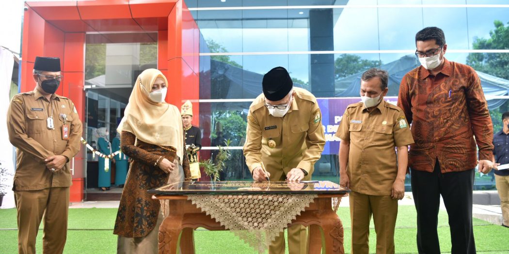 Gubernur Aceh, Ir. H. Nova Iriansyah, MT didampingi Ketua TP-PKK Aceh, Dr. Ir. Dyah Erti Idawati, MT, Asisten II Sekda Aceh, Junaidi, ST, MT, Asisten III Sekda Aceh, Dr. Iskandar AP, S.Sos, M.Si dan Kepala DPMPTSP Aceh, Marthunis, ST, DEA, menandatangani prasasti saat meresmikan kantor baru DPMTSP Aceh, di Kecamatan Lueng Bata, Banda Aceh, Senin (7/3/2022). Foto: humpro