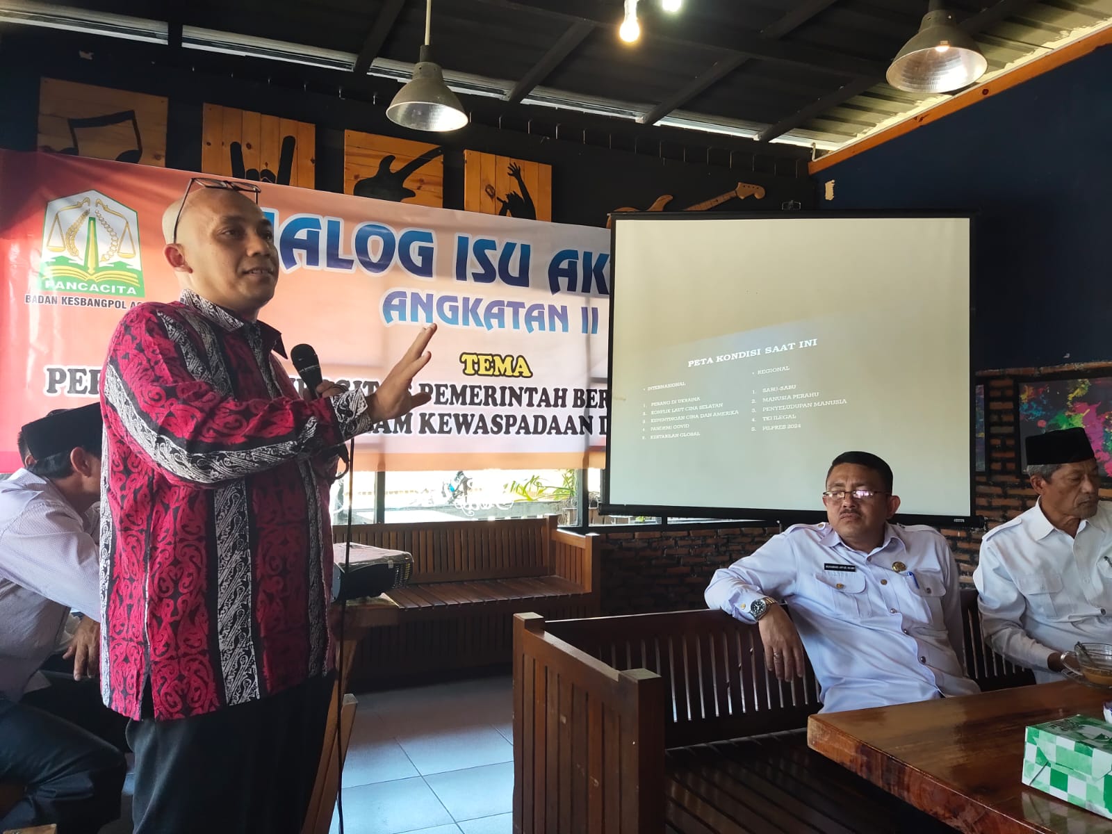 Dr. Kamaruzzaman Bustamam Ahmad, MA saat mengisi Materi pada Kegiatan Dialog Isu Aktual Angkatan II di Coffee Shop, Kontco Coffee, Kecamatan Bukit, Kabupaten Bener Meriah, Rabu (2/3/2022). Foto: Nukilan/JI