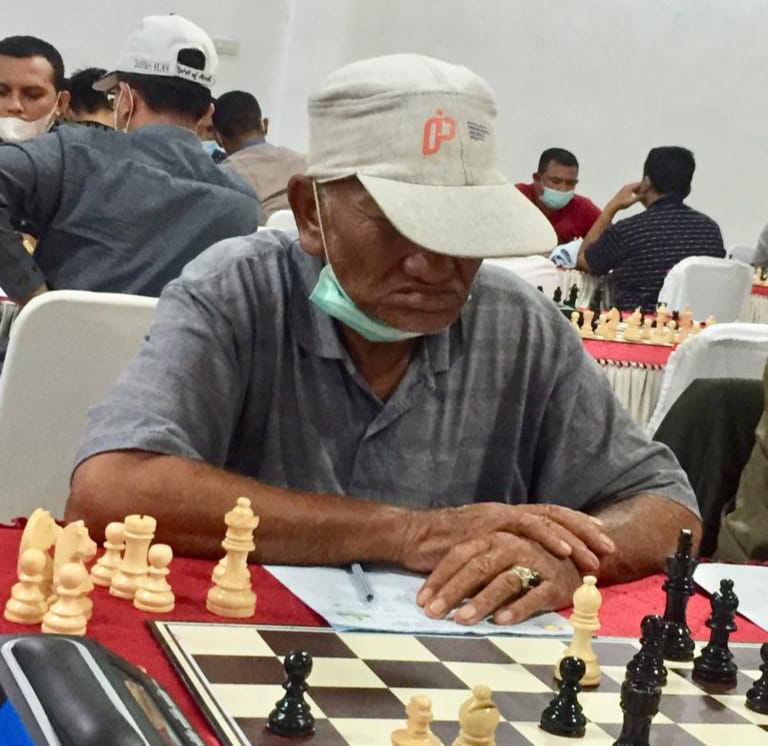 Nurdin AB pecatur gaek berusia 70 tahun dari Pidie merangsek ke tataran atas klasemen sementara dalam Kejuaraan Catur Aceh Open di aula Hotel Safira, Sigli, Jumat (4/3/2022) siang. (Foto: Ist)