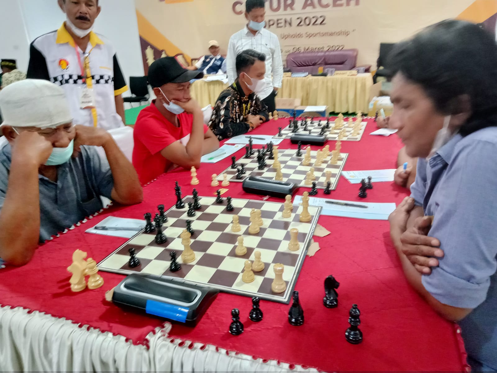 Para pecatur papan atas bersaing ketat di babak 8 Kejuaraan Catur Aceh Open di Hotel Safira, Sigli, Jumat (4/3/2022) sore. (Foto: Ist)