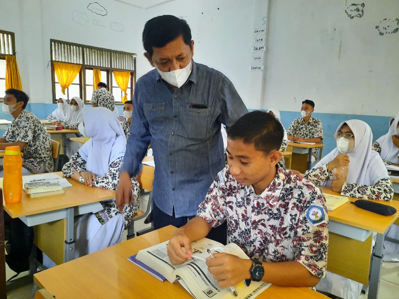 Kepala Dinas Pendidikan Aceh, Drs Alhudri MM meninjau pelaksanaan gerakan Bersih, Rapi, Estetis dan Hijau (BEREH). Foto: Dok.Ist