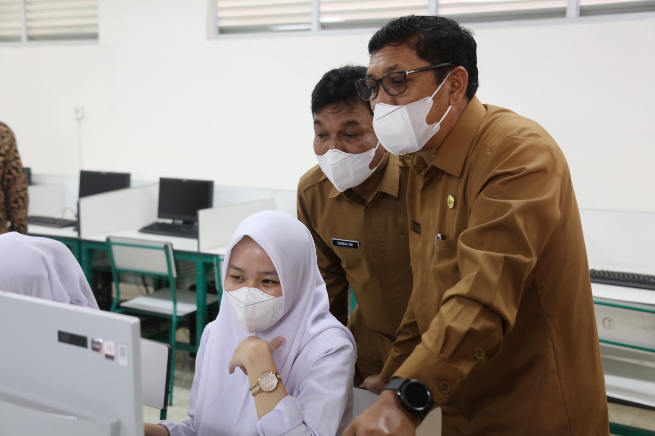 Peninjauan pelaksanaan Try Out Tes Masuk Perguruan Tinggi oleh Kadisdik Aceh (Foto. Dok. Humas Disdik Aceh)